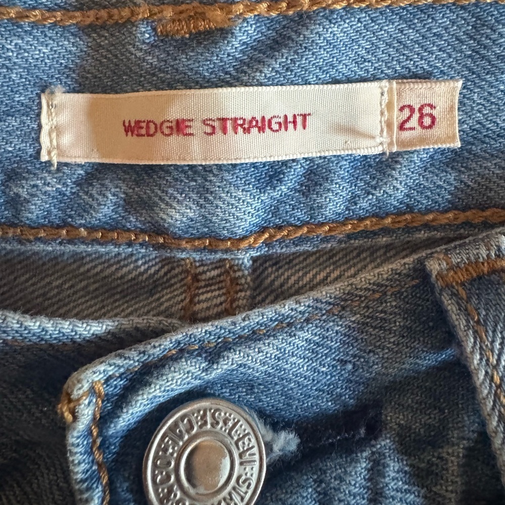Levi’s Premium Wedgie Straight Distressed Cropped Jeans - Picture 6 of 8